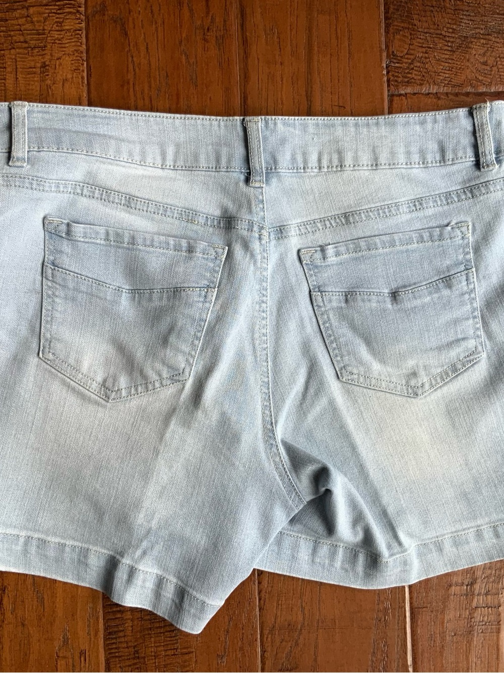 D-Jeans Women's Light Blue Denim Shorts - Classic Five-Pocket Style - Picture 3 of 5